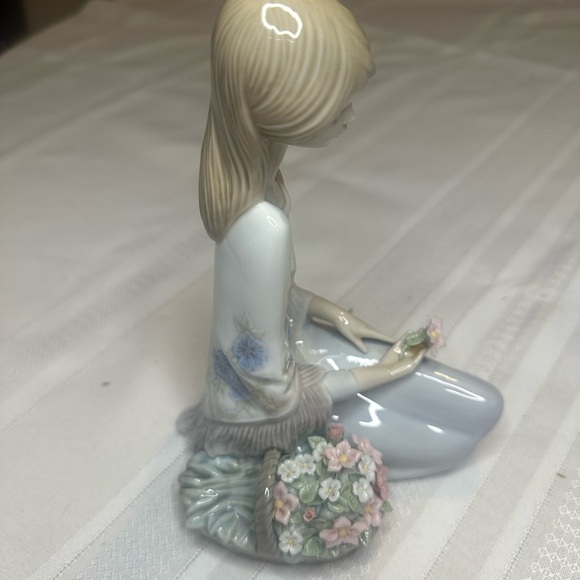 Iladro Girl Kneeling Next to Flower Basket - Picture 6 of 12